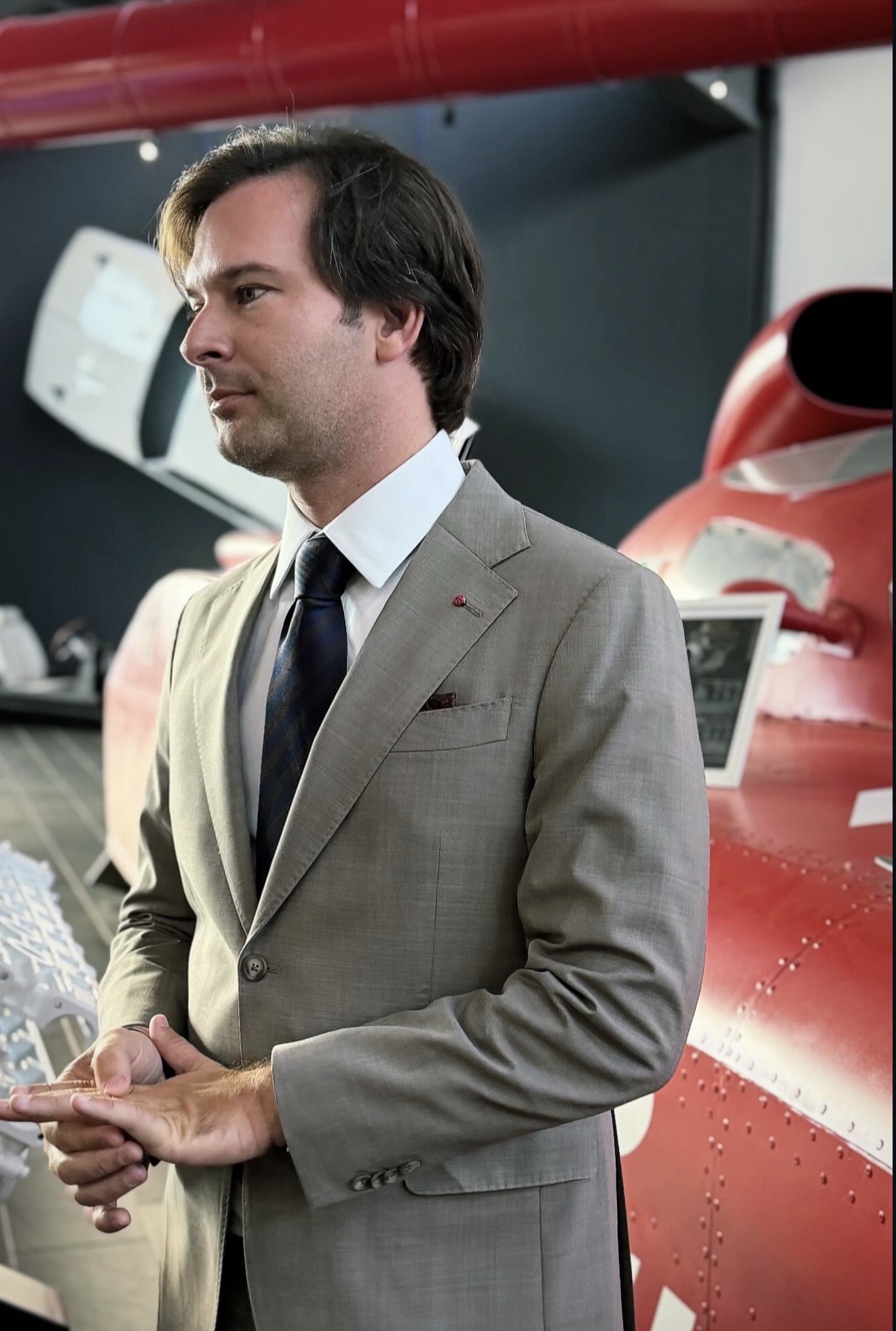 André Penazzi, CEO do Setai Grupo GP, em um ambiente com veículos ao fundo